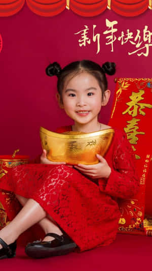穿著紅色裙子的小女孩為農曆新年慶祝拿著金條。 — 春節 壁紙