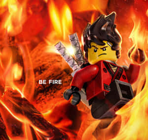 LEGO忍者戰士被火焰包圍，手持交叉的劍，帶有文字BE FIRE — 樂高旋風忍者 壁紙