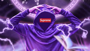 穿著紫色Supreme連帽衫的人，雙手放在帽子上，背景是宇宙閃電和符文。 — 酷炫至尊 壁紙