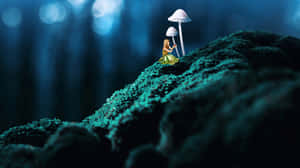 穿著綠色連衣裙的小人物在藍色森林中苔蘚山丘上發光的蘑菇旁邊。 — 酷 壁紙