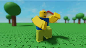 一個穿著藍色襯衫的方塊黃色Roblox虛擬角色站在綠色草地上，後面有樹木和一棟房子。 — 酷炫 Roblox 壁紙