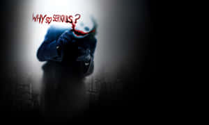 一個黑暗人物手持血淋淋的問號，上方有「WHY SO SERIOUS?」文字。 — 黑白小丑 壁紙
