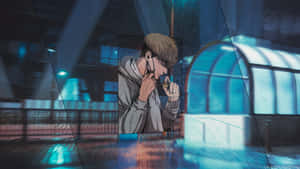 穿著連帽衫的動漫男孩在雨夜霓虹城市中拿著手機和香煙。 — 1600x900 壁紙