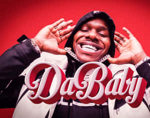 DaBaby 咧嘴大笑，高舉雙手，身穿連帽衫和鏈條。 — 達巴比 壁紙