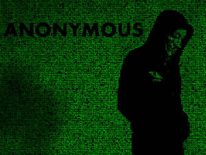 在數位代碼背景中，一個戴著連帽的人物剪影，帶有「ANONYMOUS」文字。 — 駭客面具 壁紙