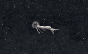 一個穿著白色長袍的女人，帶著發光的星雲光環，漂浮在星辰之間。 — 山坡 壁紙