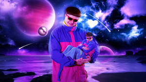 穿著復古外套的男人在紫色天空下，在有行星的外星人海灘上抱著嬰兒。 — 奧利佛樹 壁紙