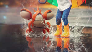 穿黃色雨靴的小孩在雨中水坑與卡通螃蟹和彩虹傘玩耍。 — 可愛寶可夢 壁紙