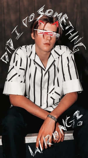 穿著條紋襯衫的年輕男子，眼睛被塗鴉遮蓋，周圍有塗鴉文字。 — 美少年動態圖 壁紙