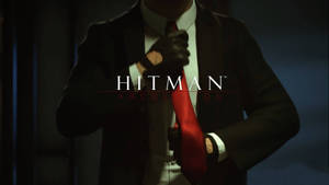 Hitman Absolution遊戲標誌，角色穿著西裝調整紅色領帶。 — 電玩遊戲 GIF 壁紙