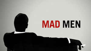 穿西裝男人手持香煙，有「MAD MEN」文字
