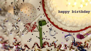 生日蛋糕，帶有蠟燭和派對裝飾，放在桌子上。 — 生日祝福 壁紙
