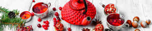 節日冬季茶具擺設，紅色茶壺、杯子、松樹枝和蔓越莓在白色木質上。 — 靈性美學 壁紙