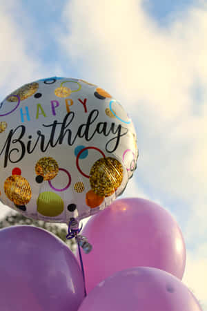生日氣球在天空中漂浮，帶有「Happy Birthday」訊息。 — 榮耀MagicPad 3 Pro 壁紙