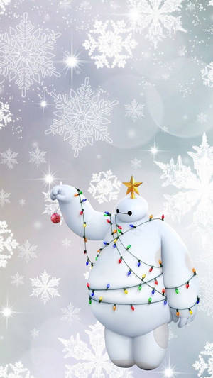 Baymax裝飾著聖誕燈和星星，在雪景中手持裝飾品。 — 聖誕頌歌 壁紙