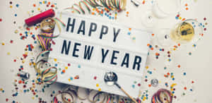 Happy New Year 標誌，周圍環繞著五彩紙屑、香檳和派對裝飾。 — 新年 壁紙