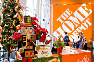 Home Depot商店內的節日胡桃夾子和聖誕樹。 — 好市多 壁紙