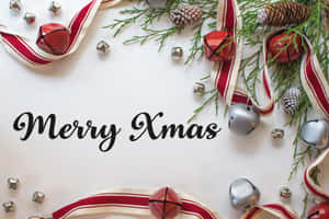 聖誕裝飾，包括鈴鐺、松果和絲帶，並帶有Merry Xmas文字。 — 節日 GIF 壁紙