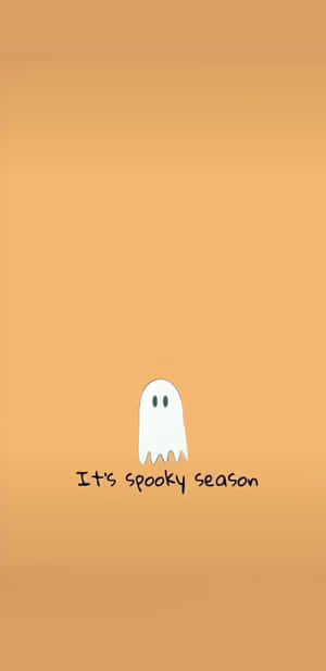 一個白色卡通鬼魂，有兩隻眼睛，在橙色背景上，文字為spooky season。 — 萬聖節季節 壁紙