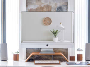 簡約家居辦公室，配有iMac、植物和揚聲器靠近窗戶。 — 白色美學動圖 壁紙