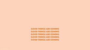 在柔和的桃色背景上重複的勵志語句 good things are coming — 美學 壁紙