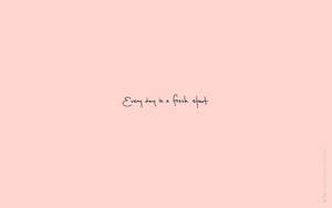 在柔和的粉紅色背景上，手寫的引文寫著「Every day is a fresh start」。 — 可愛粉彩風格 壁紙