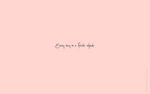 在柔和的粉紅色背景上，手寫引用寫著「Every day is a fresh start」。 — 粉彩色粉紅 壁紙