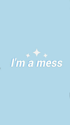 淺藍色背景，白色文字寫著「I'm a mess」，並有小閃光。 — 美學嬰兒藍 壁紙