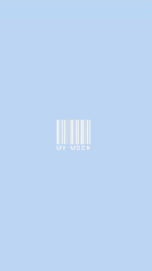 一個淺藍色背景，帶有白色條碼和置中的文字 my moon。 — 美學藍色 iPhone 壁紙