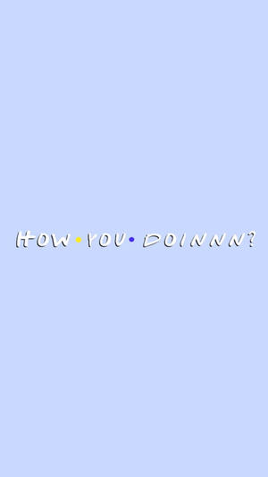 淺藍色背景上的白色「How You Doinnn?」文字及彩色圓點 — 低對比 壁紙