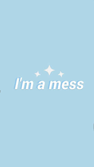 淺藍色背景，白色文字寫著「I'm a mess」和閃光。 — 美學嬰兒藍 壁紙