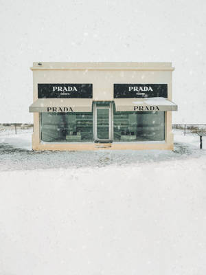 雪地沙漠景觀中的 Prada Marfa 藝術裝置 — 90年代 壁紙