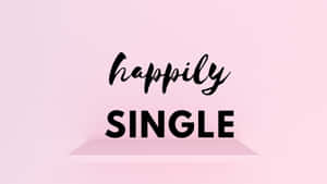 粉紅色背景，浮動層架上方有黑色文字「happily SINGLE」。 — 單身 壁紙
