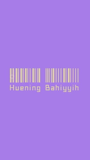 紫色背景，帶有黃色條碼和文字 Huening Bahiyyih。 — 低對比 壁紙