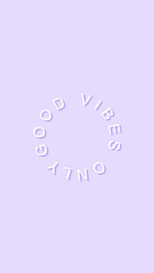 圓形白色文字「GOOD VIBES ONLY」在薰衣草背景上。 — 暗紫色美學 壁紙