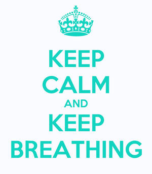 藍綠色皇冠和文字海報，上面寫著 keep calm and keep breathing。 — 小米 Mix Fold 4 壁紙