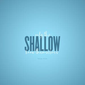 一個藍色背景，上面有奧斯卡·王爾德的引文 only the shallow know themselves，使用混合字體。 — 語錄 壁紙
