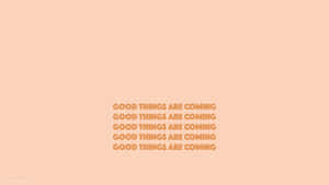 文字桌布，蜜桃色背景上以橙色顯示「GOOD THINGS ARE COMING」 — 中性 壁紙