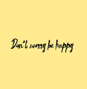 在黃色背景上以黑色字體寫著「don't worry be happy」的勵志語錄 — Pixel 9 Pro Fold 壁紙