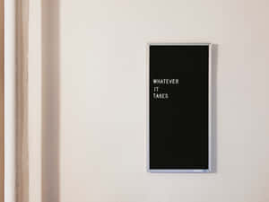 一個黑色字母板，上面有白色文字寫著「WHATEVER IT TAKES」，在牆上。 — 喜悅 壁紙