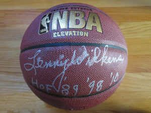 簽名NBA籃球，上面有Lenny Wilkens簽名，放在木地板上。 — 湖人隊標誌 壁紙