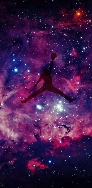 籃球運動員剪影跳過色彩繽紛的星空星系。 — 霓虹紫 壁紙