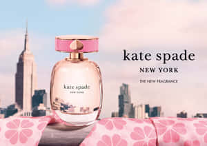 Kate Spade香水瓶放在花卉布料上，背景是紐約天際線。 — Kate spade 壁紙