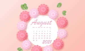 2021年8月月曆，以粉紅色紙花和綠葉點綴在柔和粉紅背景上。 — 八月 壁紙