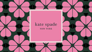 粉紅色正方形，帶有 kate spade new york 文字，背景為花卉圖案 — Kate spade 壁紙