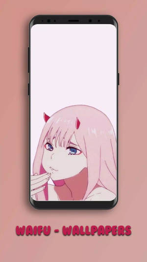 粉紅色頭髮和紅色角的動漫女孩在智慧型手機螢幕上微笑。 — 三島一八 壁紙