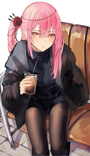 粉紅色頭髮的動漫女孩穿著黑色衣服在長椅上拿著珍珠奶茶。 — 珍珠奶茶 壁紙