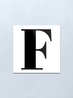 灰色背景上白色正方形中的粗體黑色字母F — 字母e 壁紙