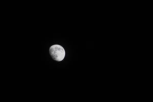 彎月在黑暗的夜空中閃耀。 — 銀河月亮 壁紙