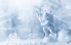 白色天使雕像在雪花和裝飾品的雪景中吹奏小號。 — 可愛的雪 壁紙
